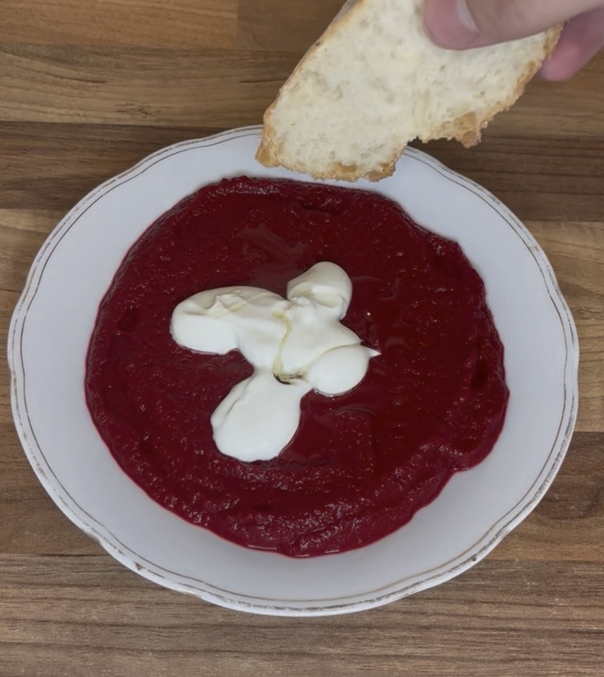 céklás hummusz joghurttal egy tányéron